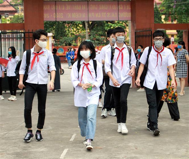 Học sinh trường THCS Trần Phú, TP Bắc Giang  tuân thủ các biện pháp phòng chống dịch Covid-19 khi đến trường. Ảnh: Báo Tin tức