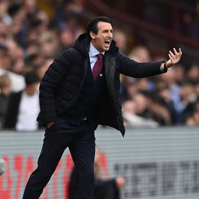 HLV Unai Emery đang chỉ đạo cầu thủ Aston Villa ở trận thắng Newcastle United. Ảnh: Getty Images