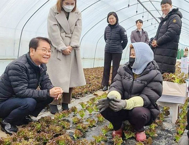 Bộ trưởng Việc làm và Lao động Hàn Quốc Lee Jung-sik (bìa trái) trò chuyện với các lao động Campuchia nhập cư tại thủ đô Seoul hồi đầu năm 2023.  Ảnh: Bộ Việc làm và Lao động Hàn Quốc/Straits Times