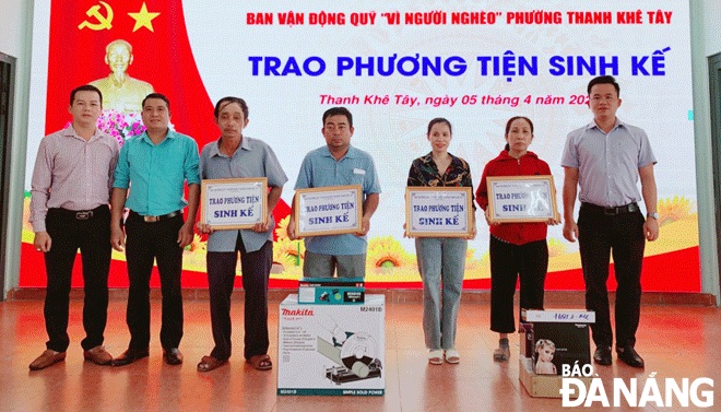 Leaders of Thanh Khe District’s Thanh Khe Tay Ward People's Committee giving means of livelihood to the poor. Photo: NGOC HA