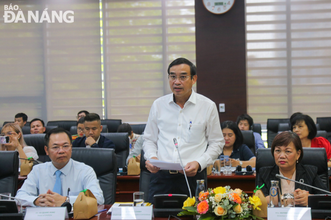 Municipal People's Committee Chairman Le Trung Chinh speaking at the seminar