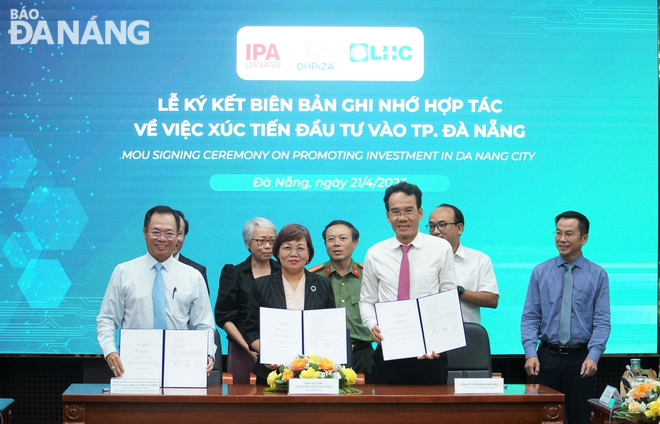 Representatives of the Da Nang Investment Promotion and Support Agency, the Authority of Da Nang Hi-Tech Park and Industrial Parks and the Long Hau Joint Stock Company signed the tripartite Memorandum of Understanding on cooperation programme on Friday.