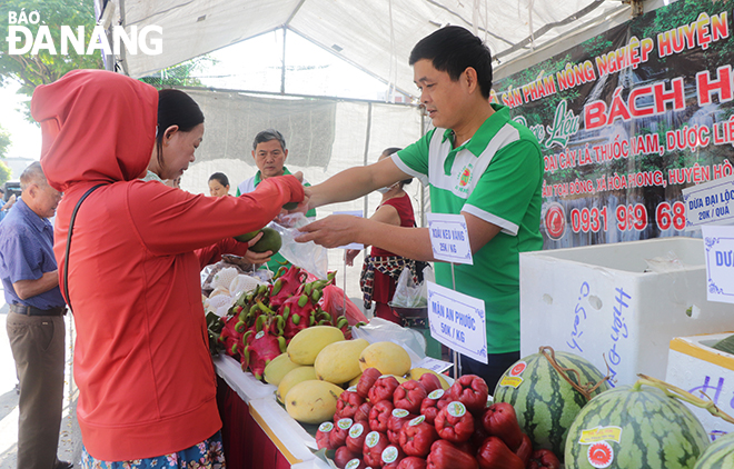 Người dân mua rau củ quả ở phiên chợ nông sản tại lễ hội đình làng An Khê năm 2023. Ảnh: X.D