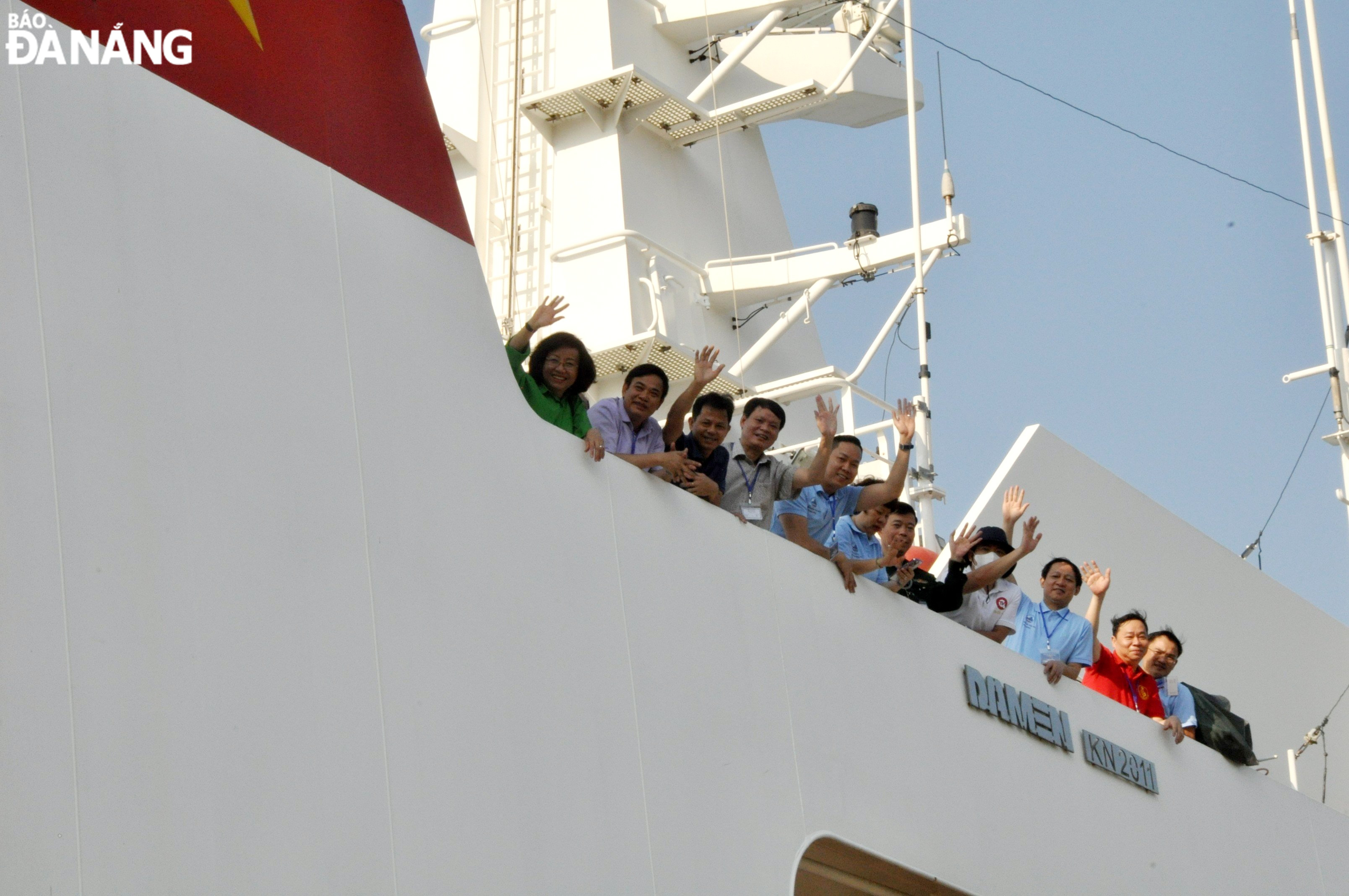 Đoàn đại biểu thành phố Đà Nẵng chào tạm biệt và lên đường đi thăm quân, dân huyện đảo Trường Sa và nhà giàn DK1. Ảnh: LÊ HÙNG