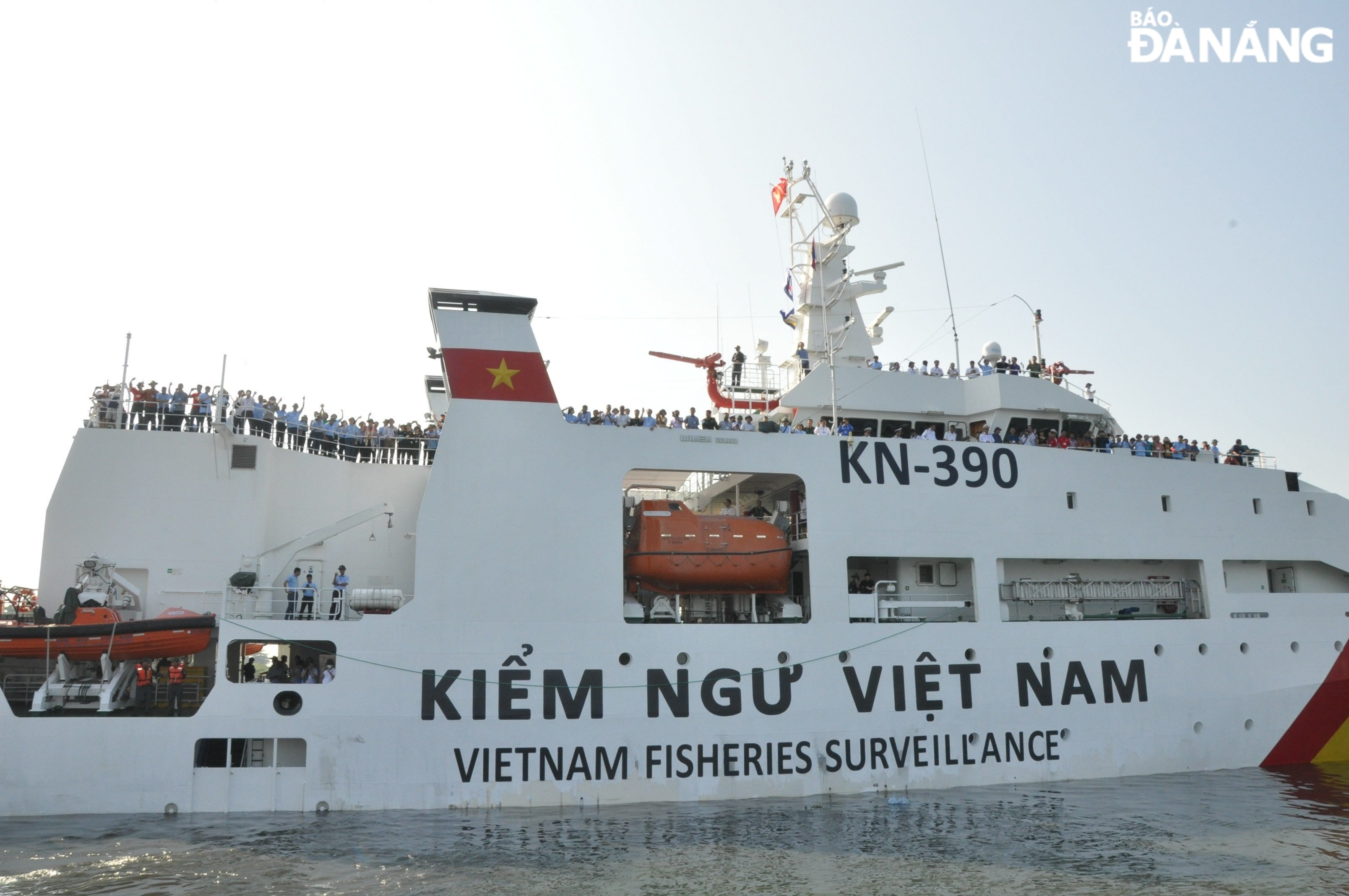 Tàu rời cảng đưa đoàn công tác và đoàn đại biểu đi thăm quân, dân huyện đảo Trường Sa và nhà giàn DK1. Ảnh: LÊ HÙNG