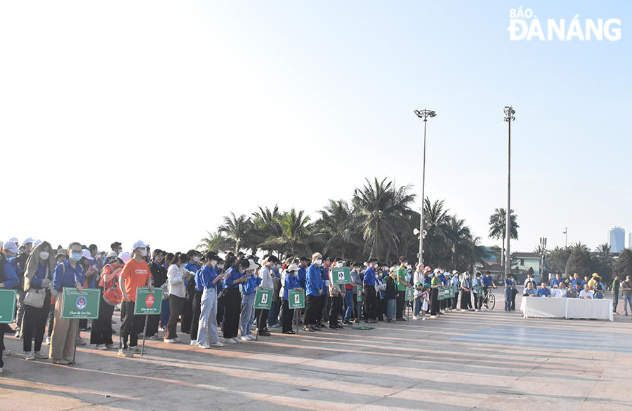 From early morning of April 22, hundreds of volunteers across the city were present at the East Sea Park to attend the launching ceremony of the ‘Clean up Son Tra - for a Green Son Tra’ programme. Photo: THU HA