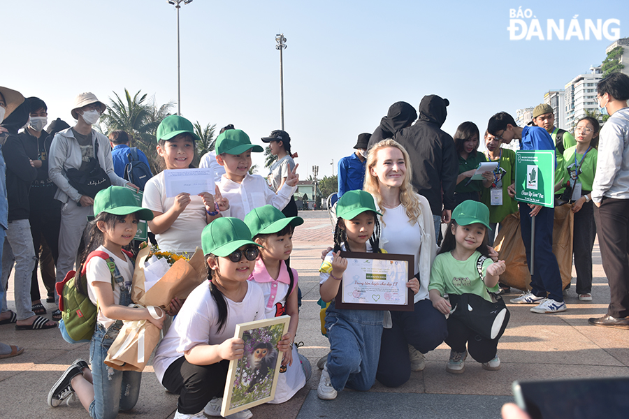 The children who won prizes at the dance competition entitled 'Da Nang Green Dance' also attended at the launching ceremony of the programme. Photo: THU HA