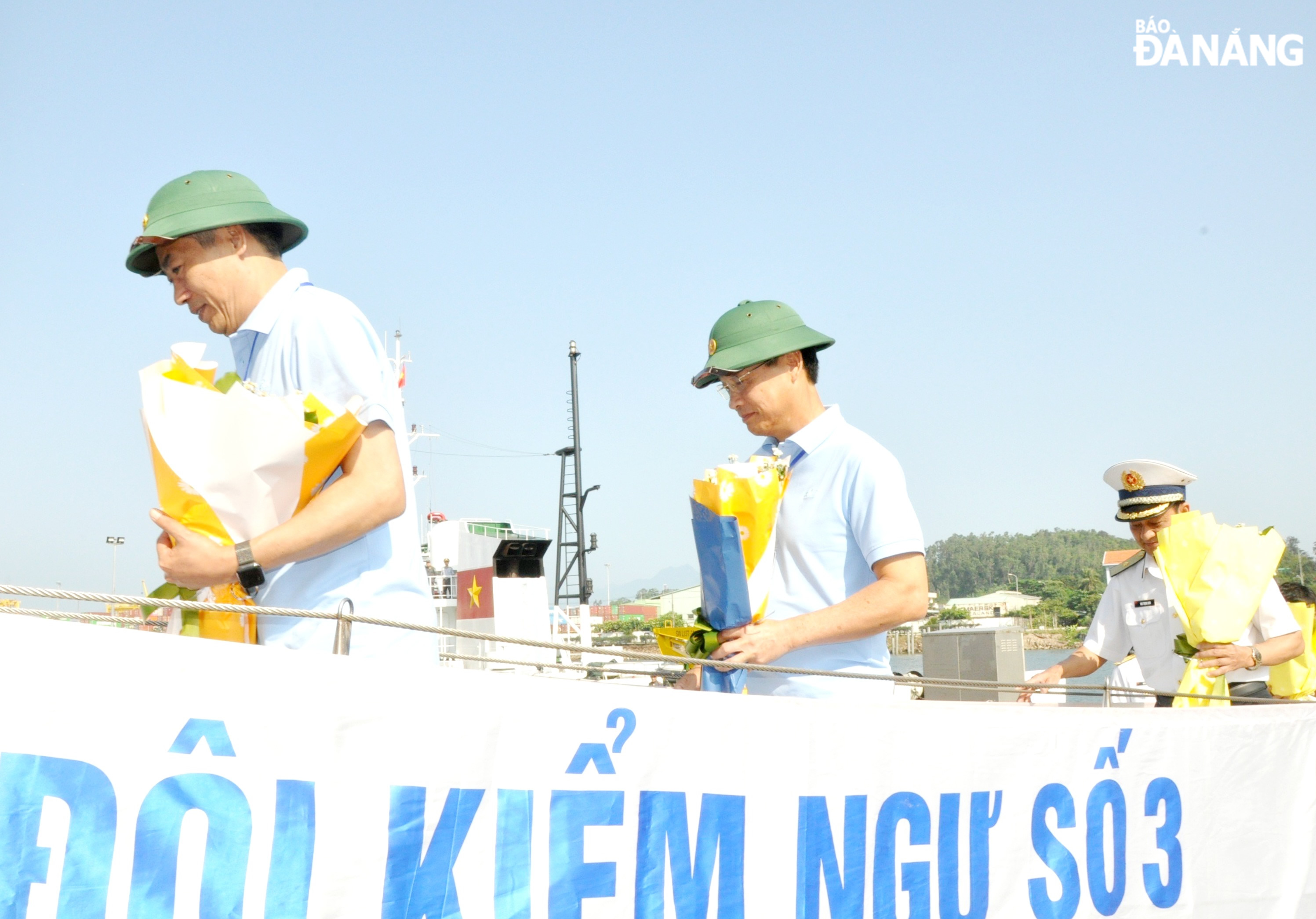 Chairman of the Da Nang Fatherland Front Committee Ngo Xuan Thang (middle) boards the ship to Truong Sa island district and the marine defence platform DK1. Photo: LE HUNG