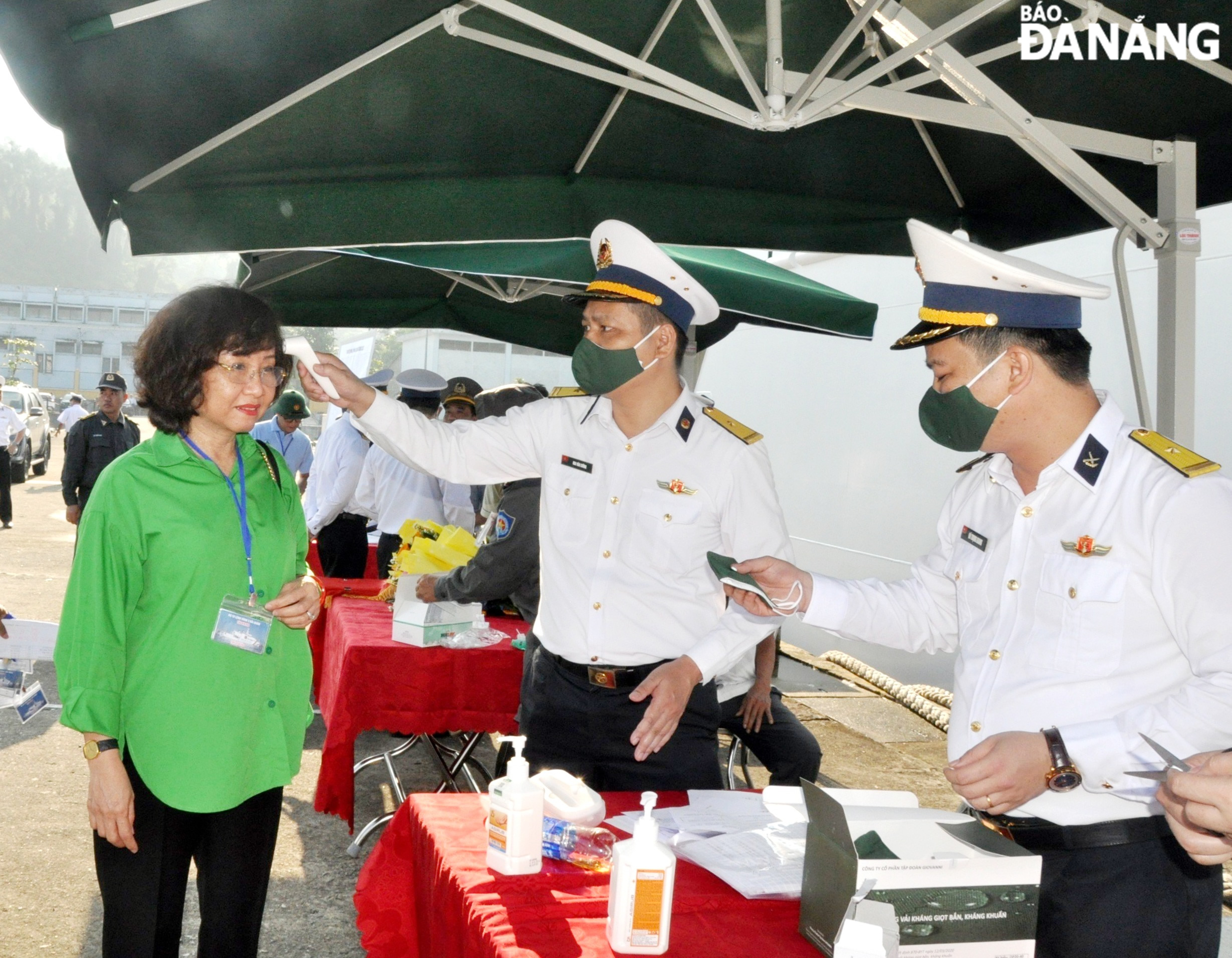 Vice Chairwoman of Da Nang City People's Committee Ngo Thi Kim Yen (in green) follows COVID-19 prevention and control regulations before boarding the ship. Photo: LE HUNG