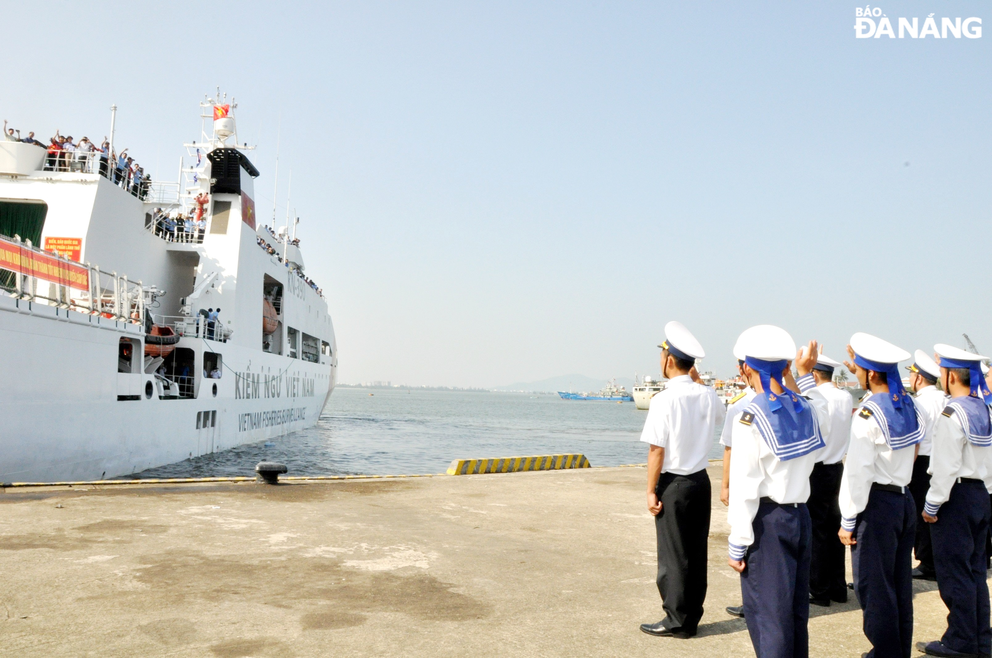 At 8:00 a.m. on April 22, the ship that took the working group No.7 and the delegation of Da Nang to visit residents and soldiers of Truong Sa island district and the DK1 platform left the port. Photo: LE HUNG