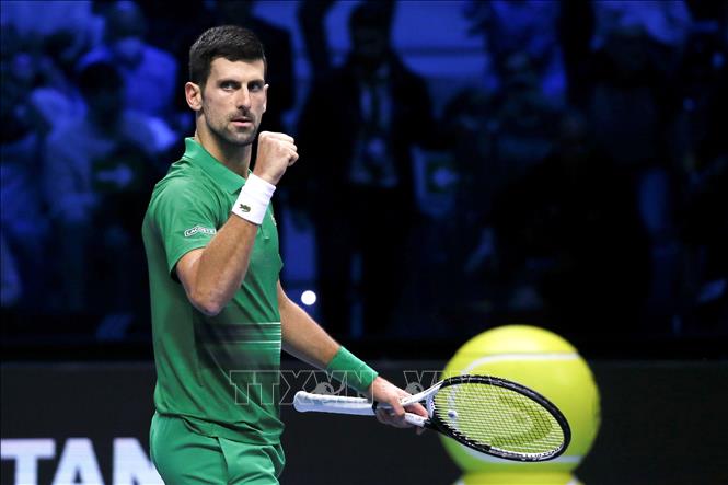 Tay vợt Serbia Novak Djokovic trong trận đấu với tay vợt Stefanos Tsitsipas của Hy Lạp trong khuôn khổ giải quần vợt ATP Finals ở Turin, Italy ngày 14/11/2022. Ảnh: THX/TTXVN