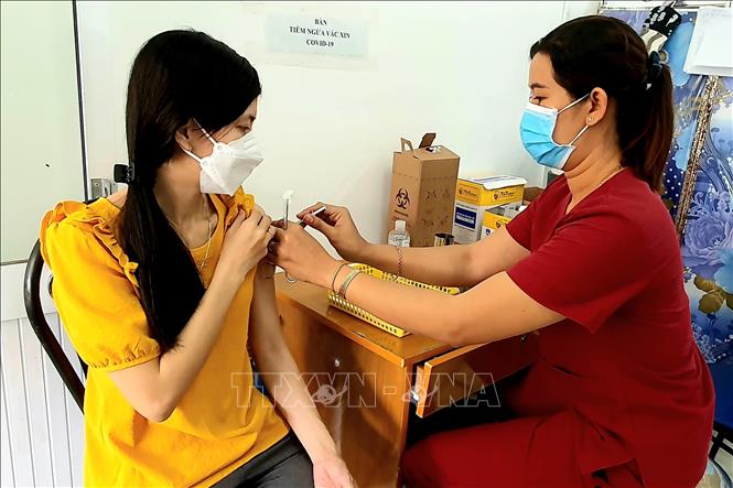 Tiêm vaccine phòng COVID-19 cho người dân. Ảnh: TTXVN.