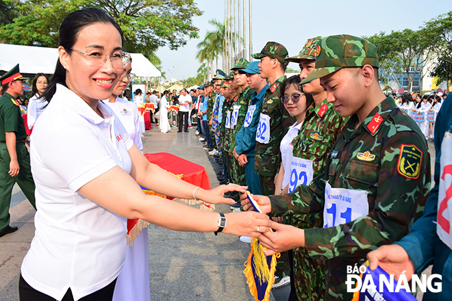 Phó Chủ tịch HĐND thành phố Nguyễn Thị Anh Thi tặng cờ lưu niệm cho các đoàn VĐV dự giải.