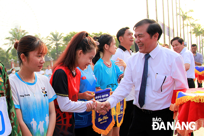 Da Nang Newspaper Editor-in-chief cum Head of the races’ organising board Nguyen Duc Nam gave souvenir flags to representatives from the groups of participating runners