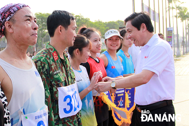 Director of the municipal Department of Culture and Sports Pham Tan Xu congratulated participating athletes.