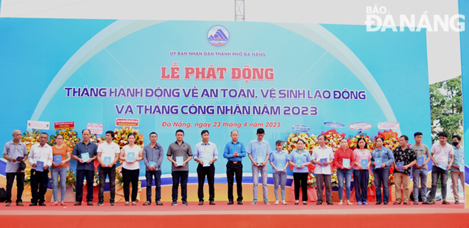 Lãnh đạo Liên đoàn Lao động thành phố trao quà hỗ trợ cho các các đoàn viên, người lao động bị tai nạn lao động, bệnh nghề nghiệp. Ảnh: HOÀNG HIỆP