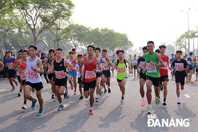 VĐV chuyên nghiệp tranh tài tại giải.