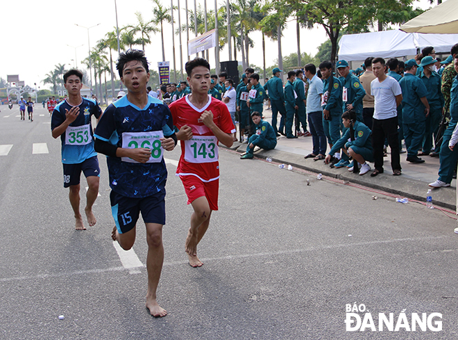 Học sinh khối THPT tham dự giải.