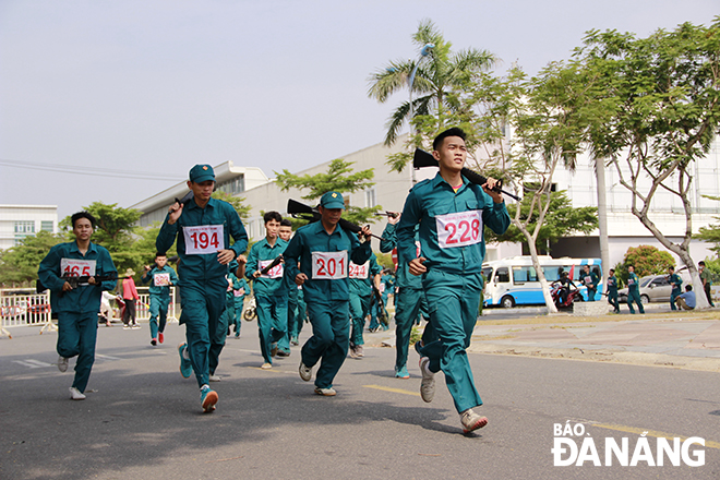 Khối dân quân tranh tài.