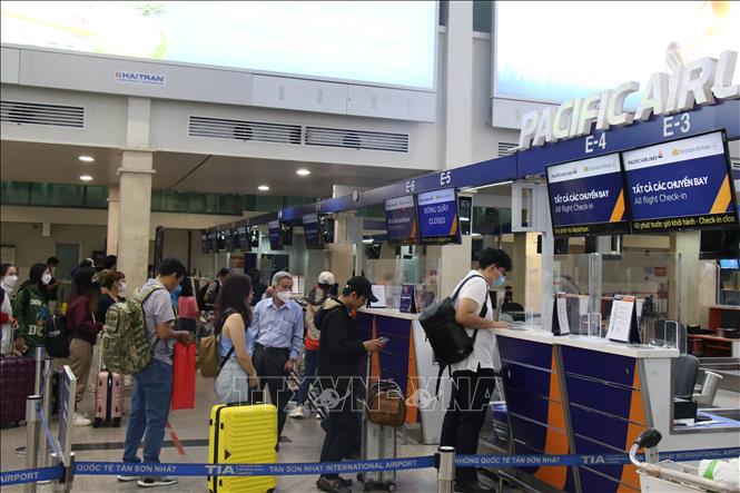 Hành khách làm thủ tục tại sân bay Tân Sơn Nhất. Ảnh tư liệu: Tiến Lực/TTXVN