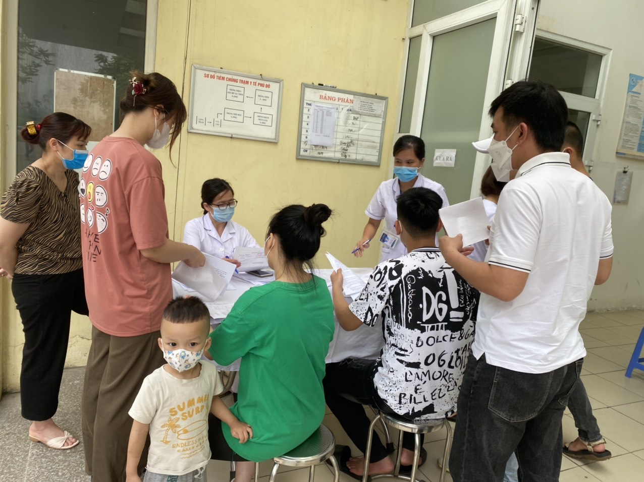 Người dân xếp hàng đăng ký tiêm vaccine phòng COVID-19 tại trạm y tế phường Phú Đô. Ảnh: Tạ Nguyên/Báo Tin tức