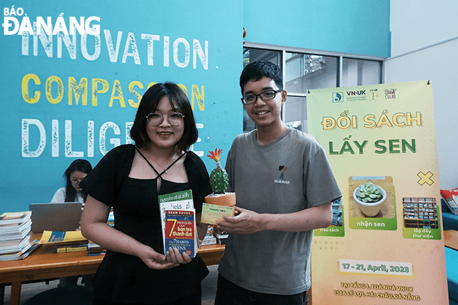  Student Nguyen Tran Tien Phuc (right) is one of the contributors to the largest number of books