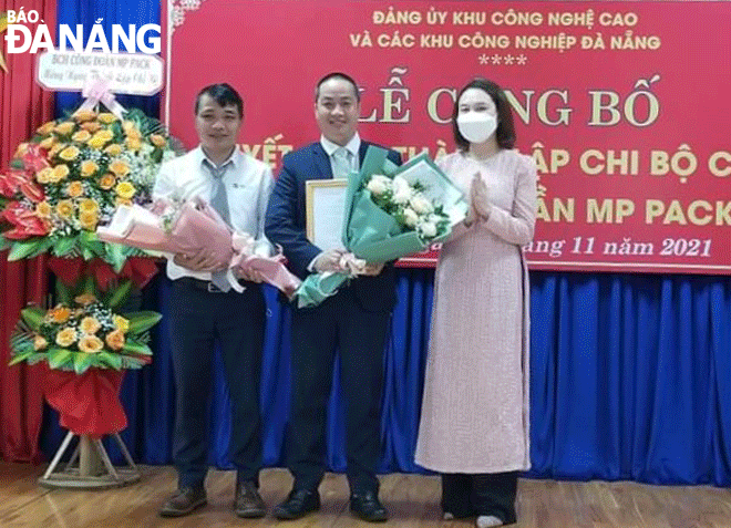 Đến cuối năm 2022, Đảng ủy Khu Công nghệ cao và các khu công nghiệp có 114 tổ chức Đảng, với gần 3.480 đảng viên. Trong ảnh: Lễ công bố quyết định thành lập Chi bộ Công ty CP MP Pack. Ảnh: TRỌNG HÙNG