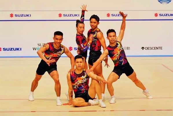 Các VĐV aerobic Việt Nam đoạt Huy chương Vàng ở bài 5 người sau ngày thi đấu chung kết ngày 23-4. Ảnh: Melogym