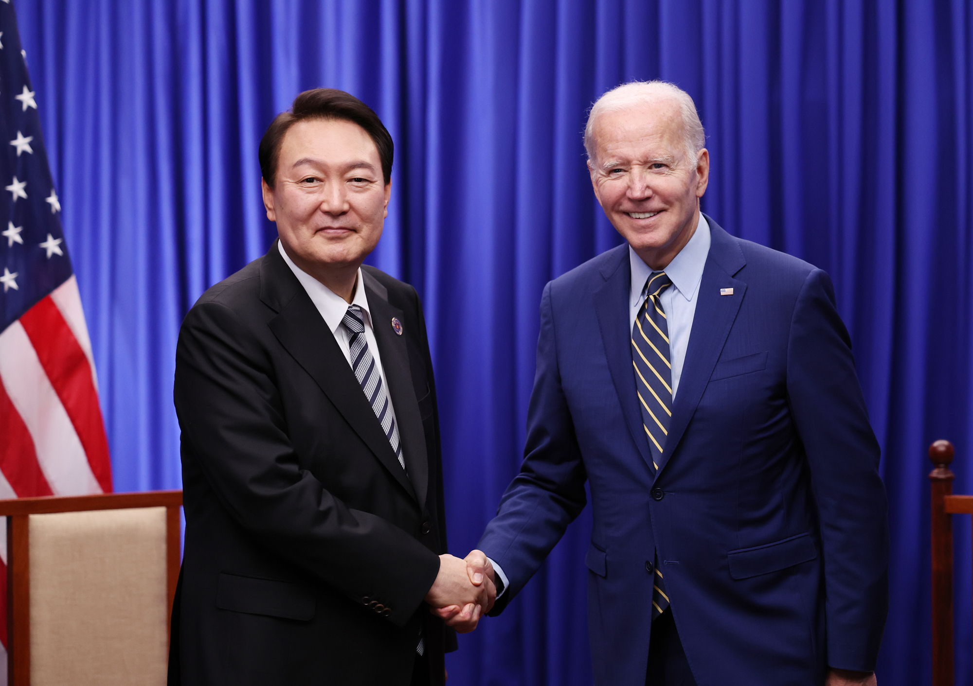 Tổng thống Hàn Quốc Yoon Suk Yeol (bên trái) bắt tay người đồng cấp Mỹ Joe Biden tại cuộc gặp ở Pnom Penh (Campuchia) vào tháng 11-2022. Ảnh: Yonhap