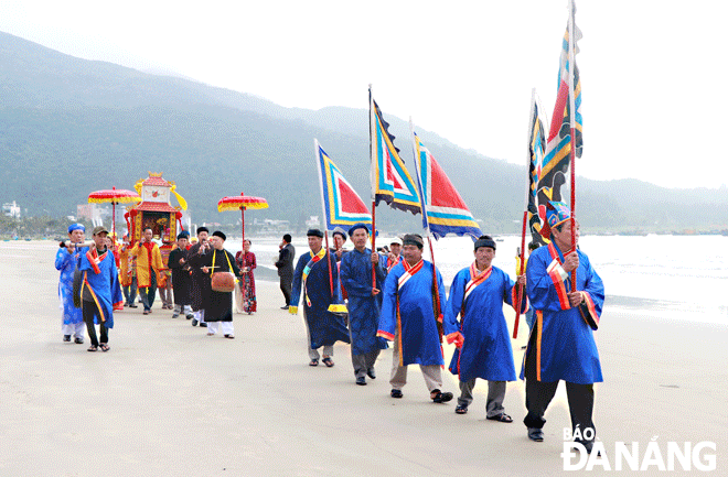 Rituals and traditional festive activities taking place at historical and cultural relics are highlights to attract tourists. In the photo: The procession of the Sea God in progress within the framework of the ‘Cau Ngu’ Festival l in Son Tra District in 2023. Photo: X.D