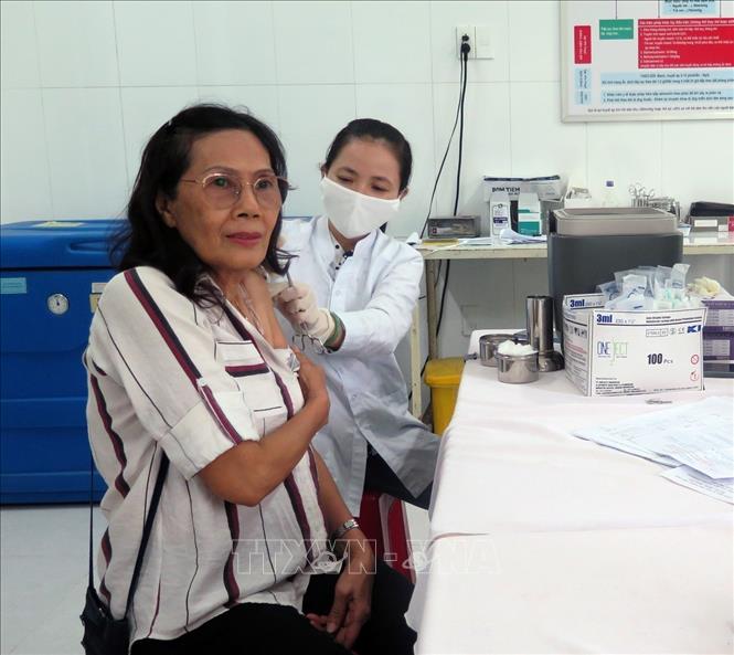 Tiêm vaccine phòng Covid-19 cho người dân. Ảnh: TTXVN