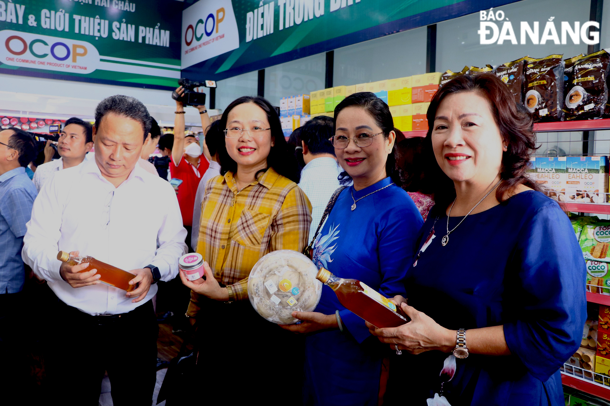 Leaders of Hai Chau District People's Committee visited a newly-opened showroom of OCOP products at 112 Bach Dang. Photo: VAN HOANG