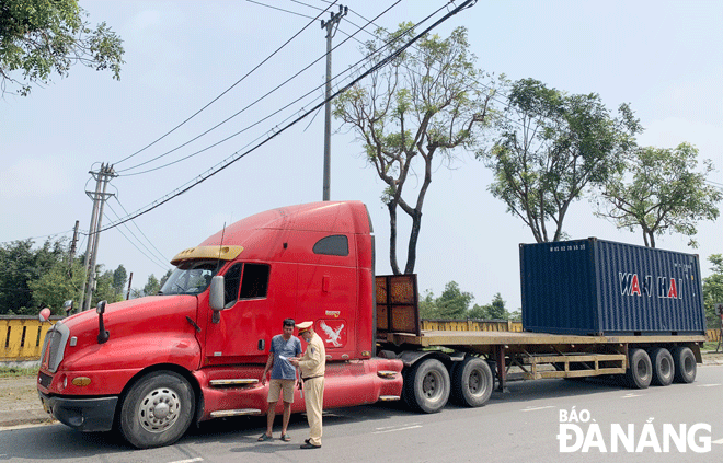 Traffic police officers in Da Nang checking a vehicle passing through the city. Photo: THANH LAN