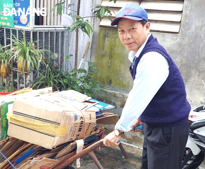 Ông Phạm Đình Duẩn thường xuyên vận động người dân tham gia mô hình “Lồng thu gom rác tài nguyên” để tạo nguồn kinh phí giúp đỡ người nghèo trong khu dân cư. Ảnh: NVCC
