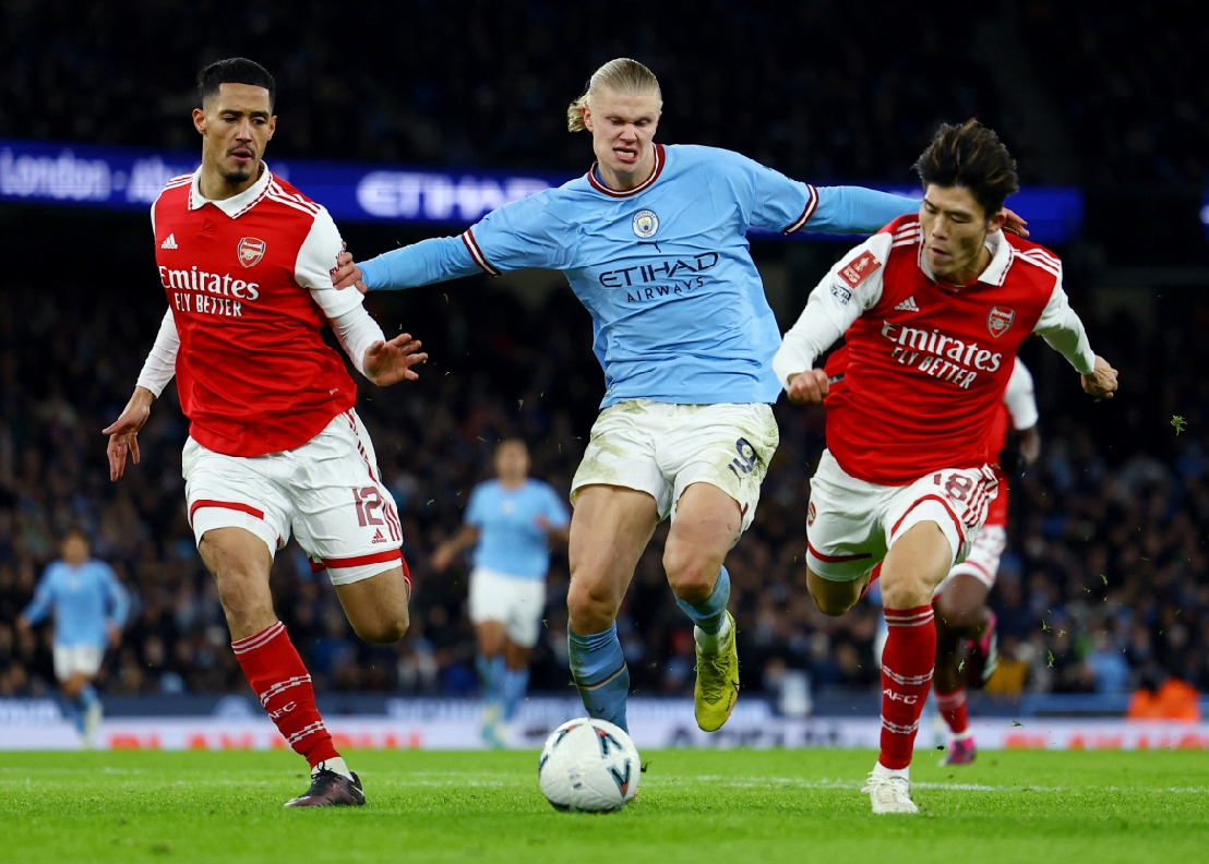 Trận đấu giữa Man City và Arsenal ở vòng 33 trên sân Etihad lần này quyết định nhiều tới kết cục của mùa giải. Ảnh: Reuters