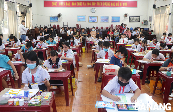 A drawing contest themed 'I love my homeland' attracted 65 pupils from primary schools in Hai Chau District. Photo: X.D