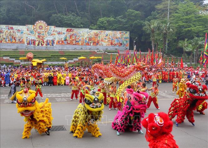 Sáng 26-4-2023 (tức mùng 7-3 Âm lịch), người dân 7 xã, phường, thị trấn vùng ven Khu Di tích lịch sử Đền Hùng (thành phố Việt Trì, tỉnh Phú Thọ) thực hiện nghi lễ rước kiệu về Đền Hùng, trong khuôn khổ Giỗ Tổ Hùng Vương - Lễ hội Đền Hùng năm 2023. Ảnh: Tuấn Đức/TTXVN