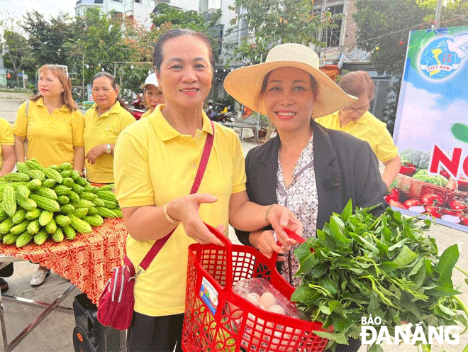 “Phiên chợ nông sản 0 đồng” do Hội Liên hiệp Phụ nữ phường An Khê tổ chức.  Ảnh: NGỌC HÀ