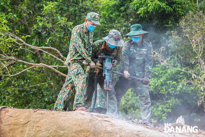 Theo ghi nhận vào ngày 26-4, các chiến sĩ đã tiến hành các phương án phá đá, dọn sạt lở từ sáng đến chiều tối.  