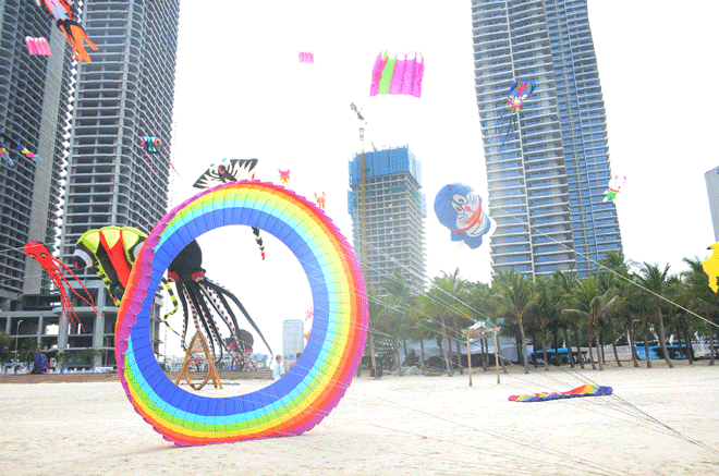 A wide range of exciting activities will be organised at local beach to serve residents and visitors. IN THE PHOTO: The art kite flying festival at the My Khe Beach. Photo: THU HA