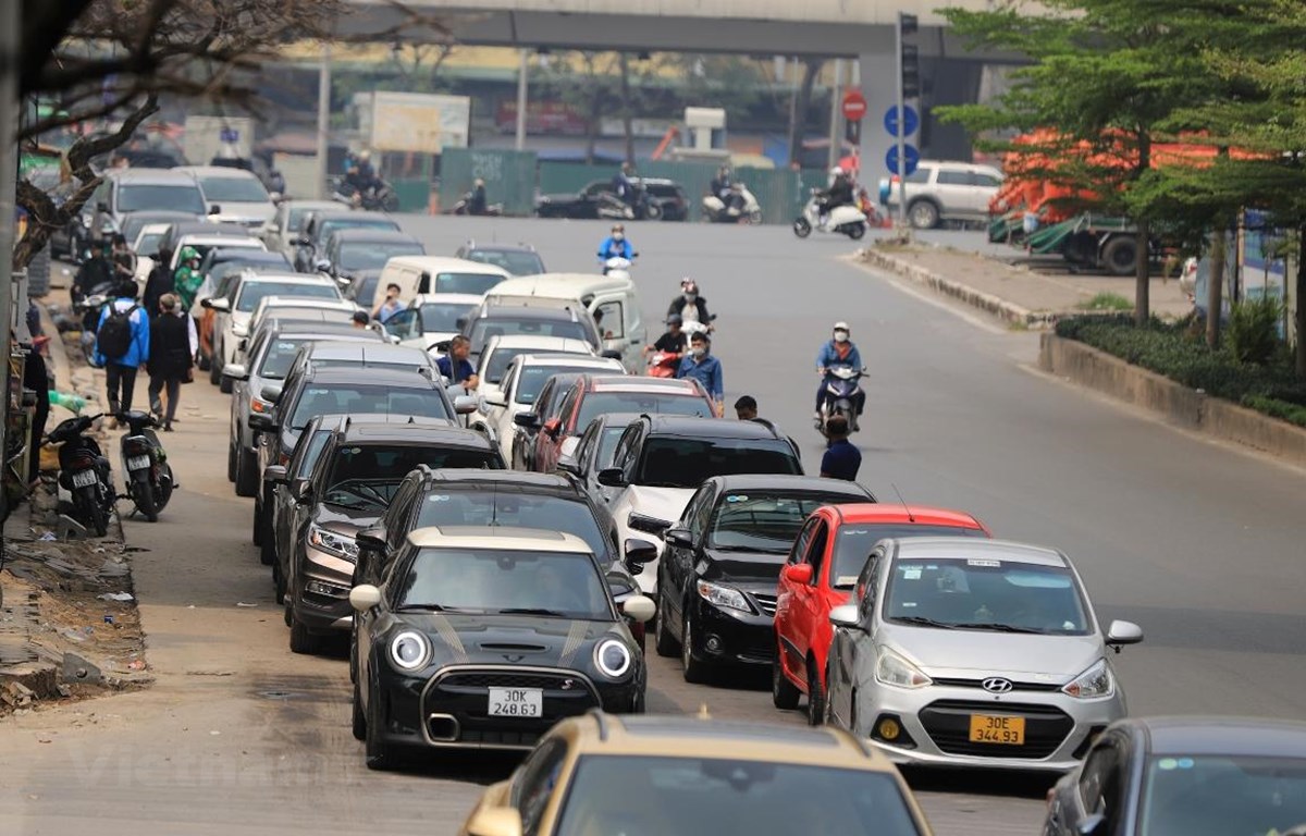 Phương tiện xếp dàng chờ đến lượt vào đăng kiểm. (Ảnh: Hoài Nam/Vietnam+)