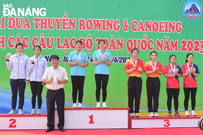 Deputy Director of the Da Nang Department of Culture and Sports Nguyen Trong Thao presenting prizes to athletes with high achievements in the women's canoeing event. Photo: P.N