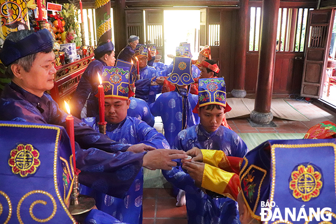  The main ceremony is solemnly performed by the elders and the ceremonial team. Photo: X.D