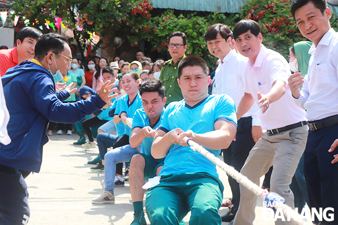 The tug of war competition at the festival attracts a large number of locals and visitors. Photo: X.D