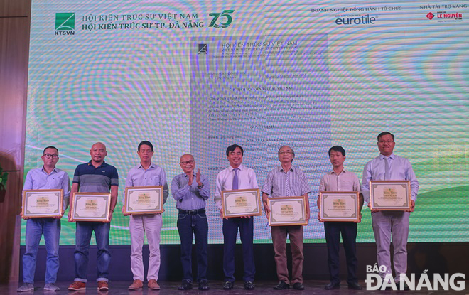 Lãnh đạo Hội Kiến trúc sư Việt Nam tặng bằng khen cho các kiến trúc sư trên địa bàn thành phố vì đã có nhiều thành tích trong hoạt động nghề nghiệp và xây dựng hội. Ảnh: HOÀNG HIỆP
