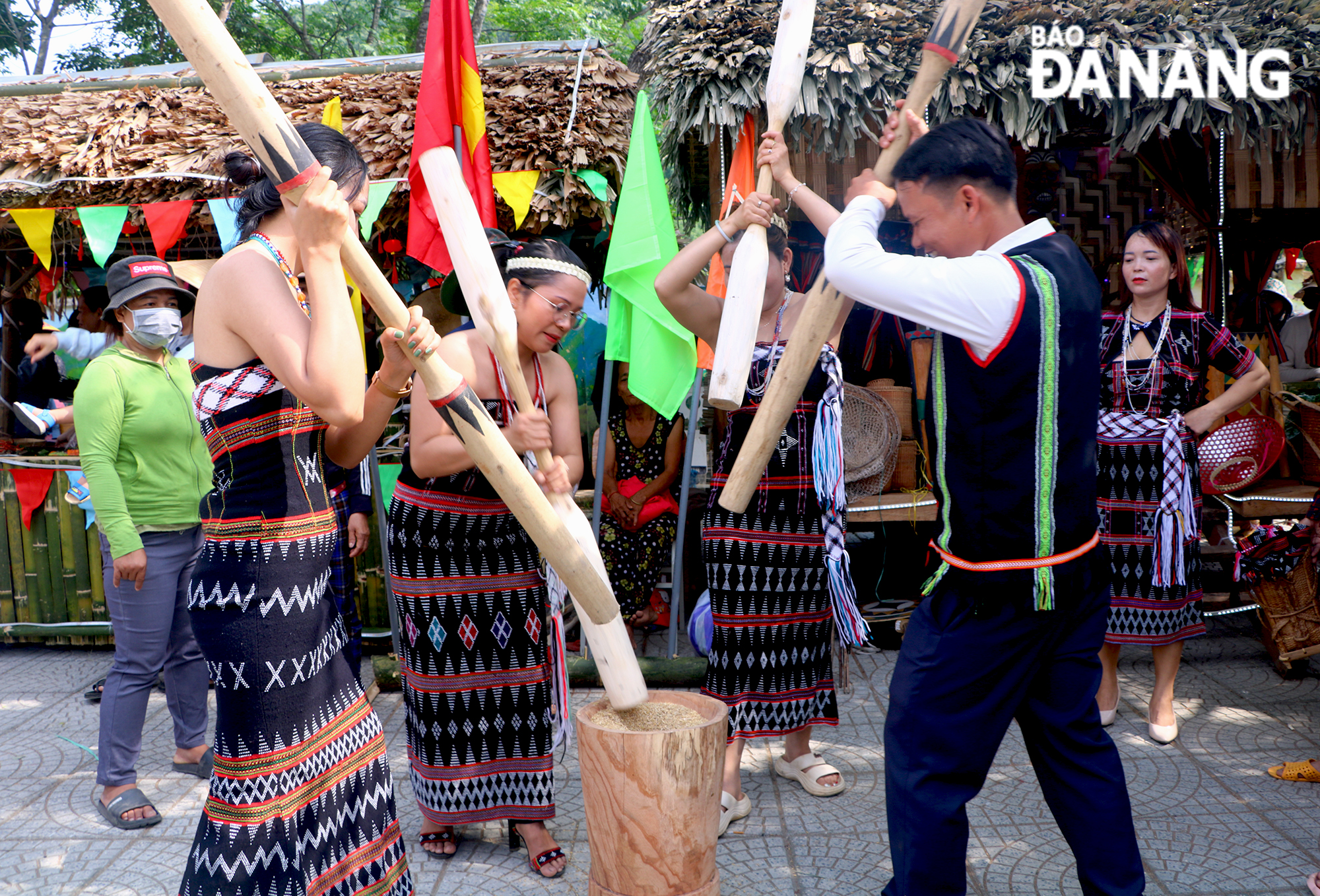 During the programme, visitors have the opportunity to experience the restored traditional cultural values of the Co Tu ethnic minority people.