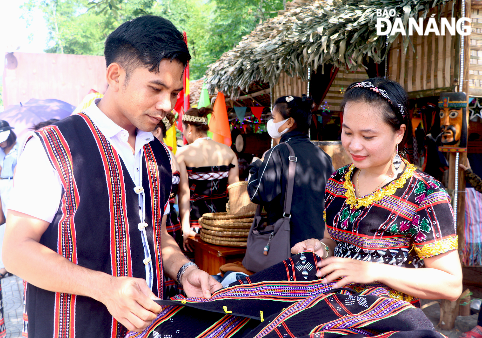 Brocade weaving products of the Co Tu people are introduced at the event.