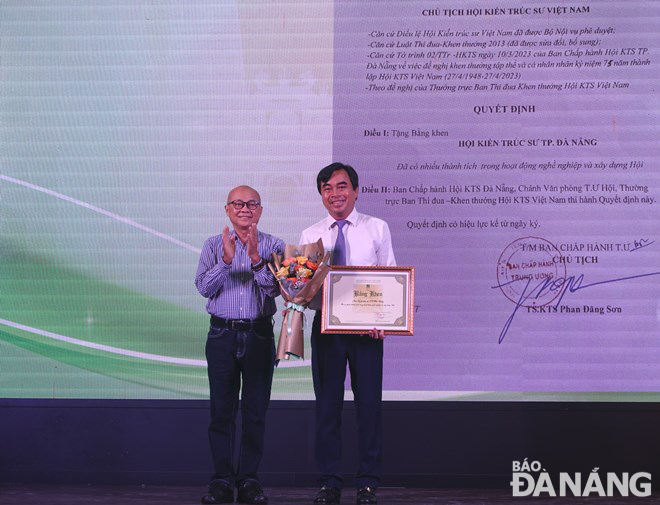 A leader of the Viet Nam Architects' Association presenting a Certificate of Merit to a representative of the Da Nang Architects' Association in recognition of its outstanding achievements in professional activities and building the association. Photo: HOANG HIEP