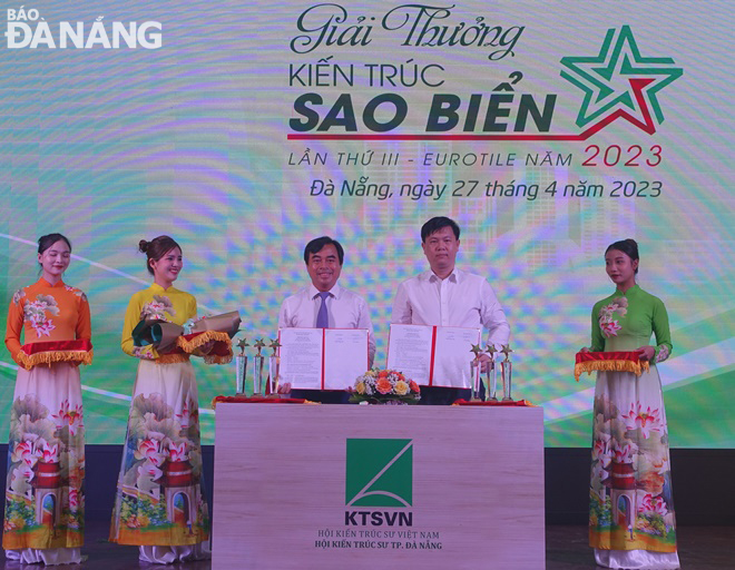 The Da Nang Architects Association signed a cooperation agreement with the sponsor to organise the Sao Bien Architecture Awards 2023. Photo: HOANG HIEP