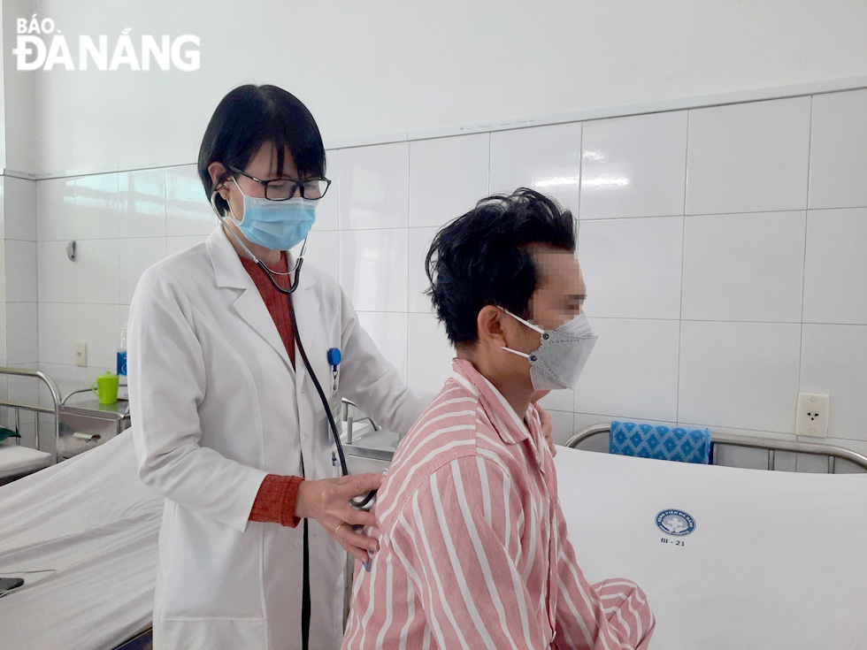 Bác sĩ đang khám bệnh cho bệnh nhân tại Bệnh viện Đà Nẵng. Ảnh: PHAN CHUNG